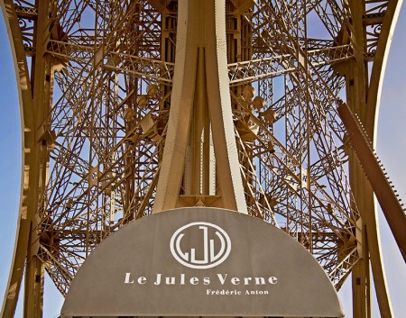 La entrada al restaurante Jules Verne en la explanada