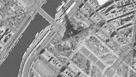 la tour Eiffel vue du ciel en 1996